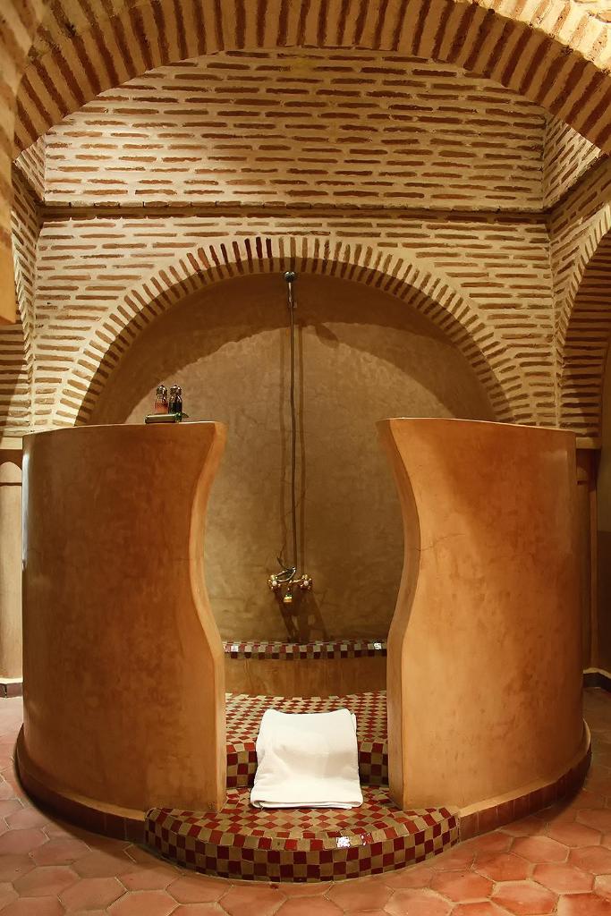Cette chambre dispose d'une grande cheminée en briques et d'une table. dans l'établissement Riad Soundouss, à Marrakech 37 autres photos