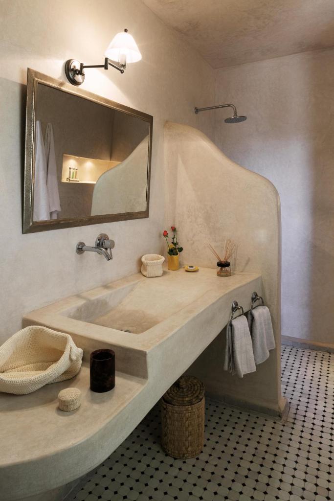 une salle de bain avec un lavabo et un miroir dans l'établissement Dar Les Sirènes, à Essaouira