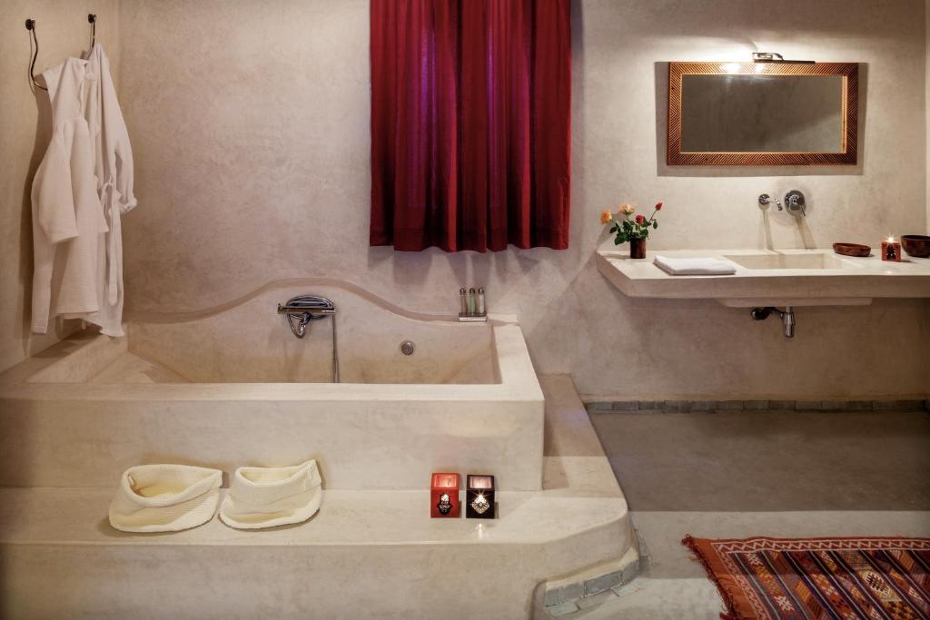 une salle de bain avec une baignoire et un lavabo dans l'établissement Dar Les Sirènes, à Essaouira