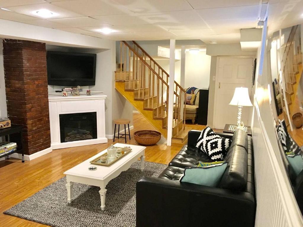 ~*Pet Friendly 30min to Downtown*~ THE BOSTONIAN Image