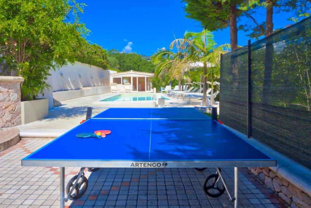 une table de ping-pong devant une piscine dans l'établissement Villa Emanuele Costarainera, à Costarainera
