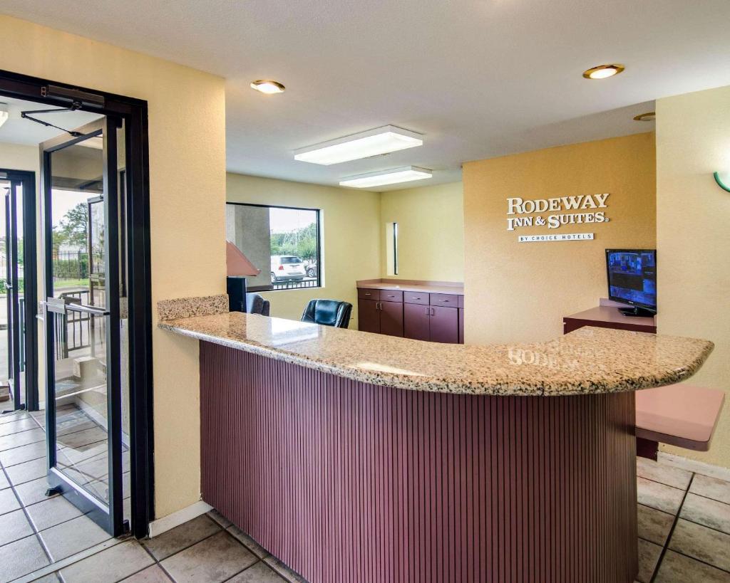 Rodeway Inn & Suites Hwy 290 NW Image