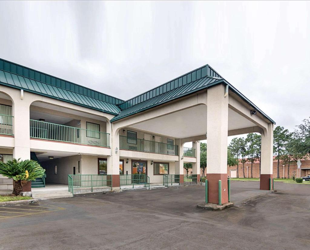 Rodeway Inn & Suites Hwy 290 NW Image