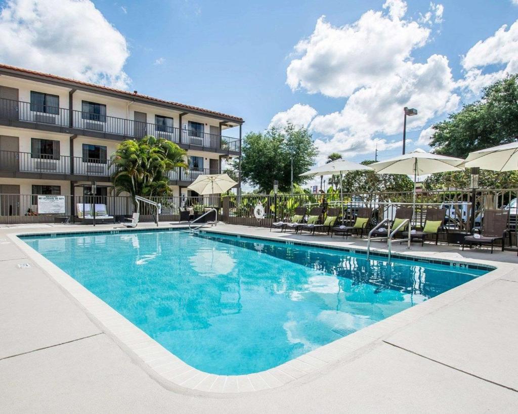 Quality Inn & Suites By the Parks Image