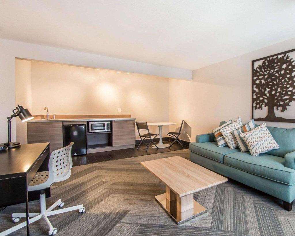 Quality Inn & Suites By the Parks Image