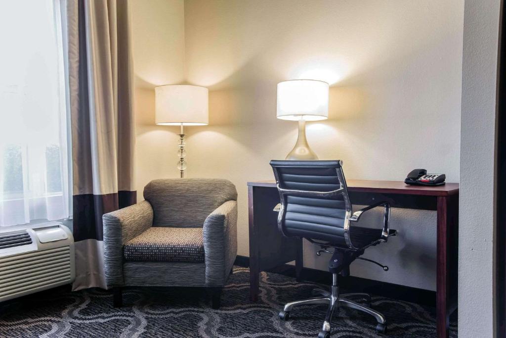 Comfort Suites Pineville - Ballantyne Area Image