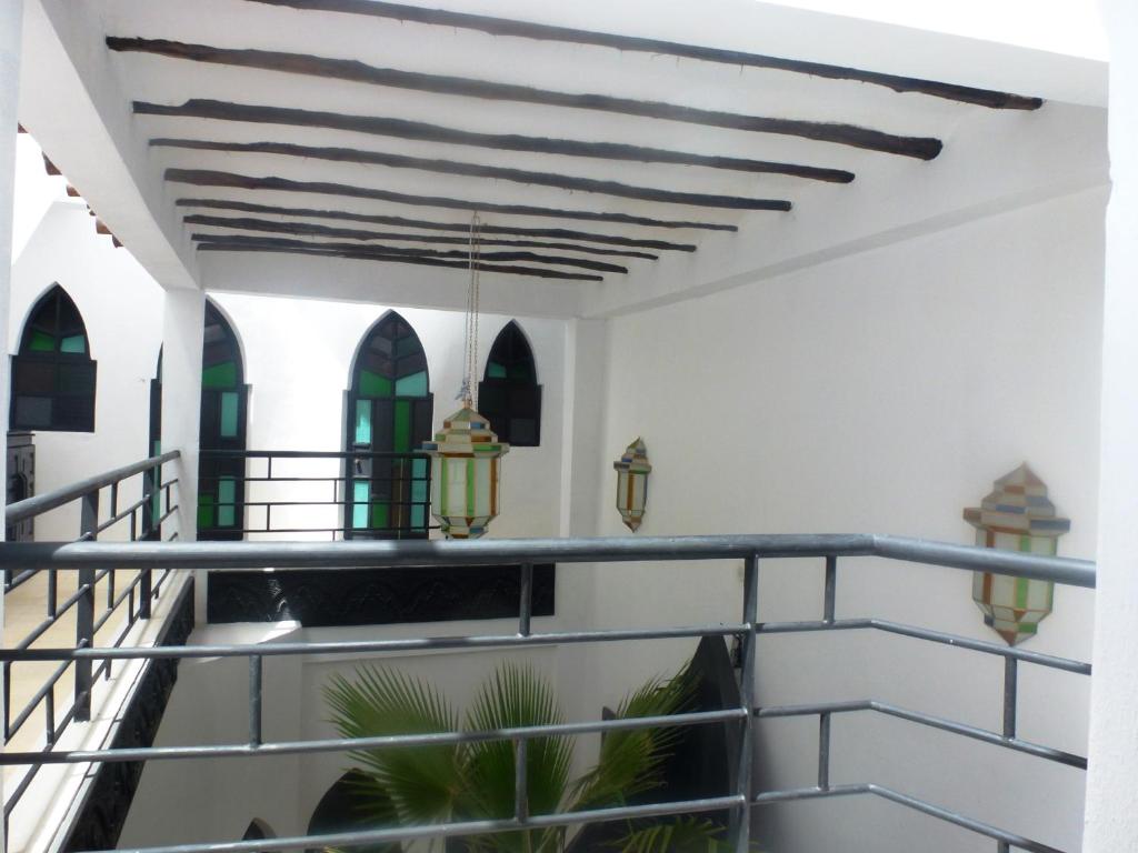- une vue depuis le 2ème étage du bâtiment dans l'établissement Ryad Laârouss Family, à Marrakech