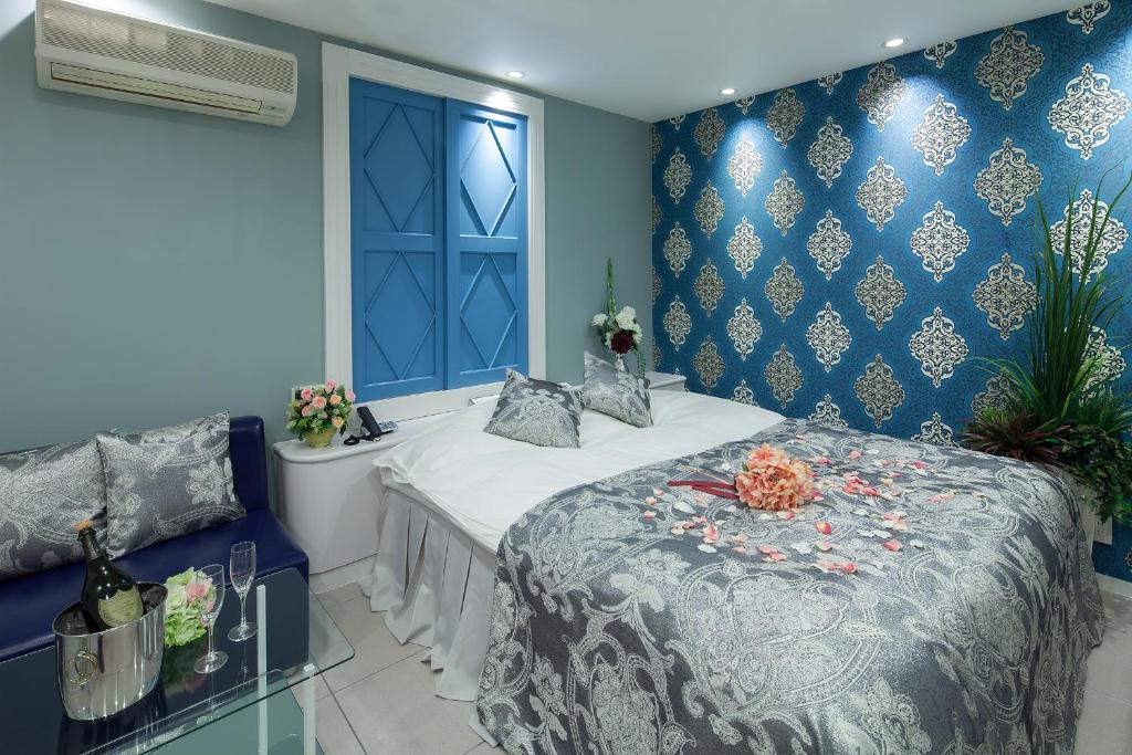 une chambre avec un lit et un mur bleu dans l'établissement Restay Okayama (Adult Only), à Okayama 9 autres photos