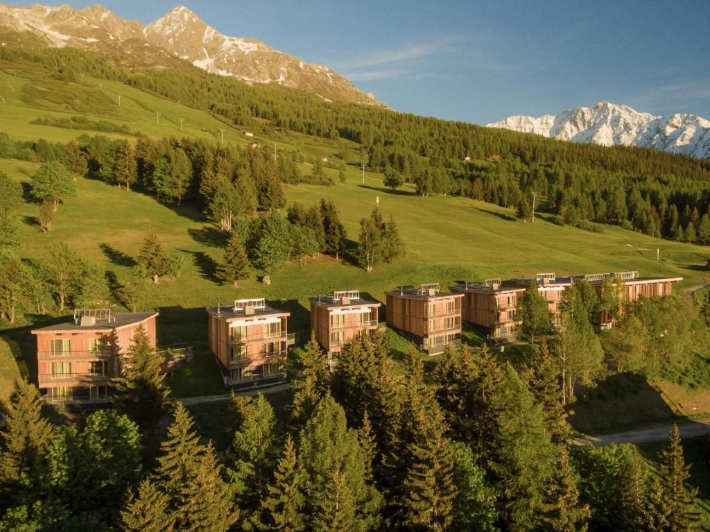 une vue aérienne d'une station de montagne dans l'établissement L'Aiguille Grive Chalets Hotel, à Arc 1800