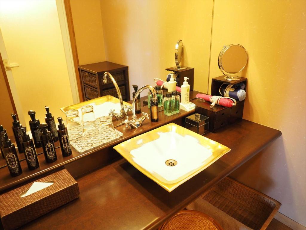 une salle de bain avec un lavabo et un miroir dans l'établissement Sado Resort Hotel Azuma, à Sado
