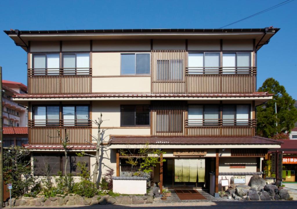 un bâtiment avec des balcons sur le côté dans l'établissement Unzen Iwaki Ryokan, à Unzen