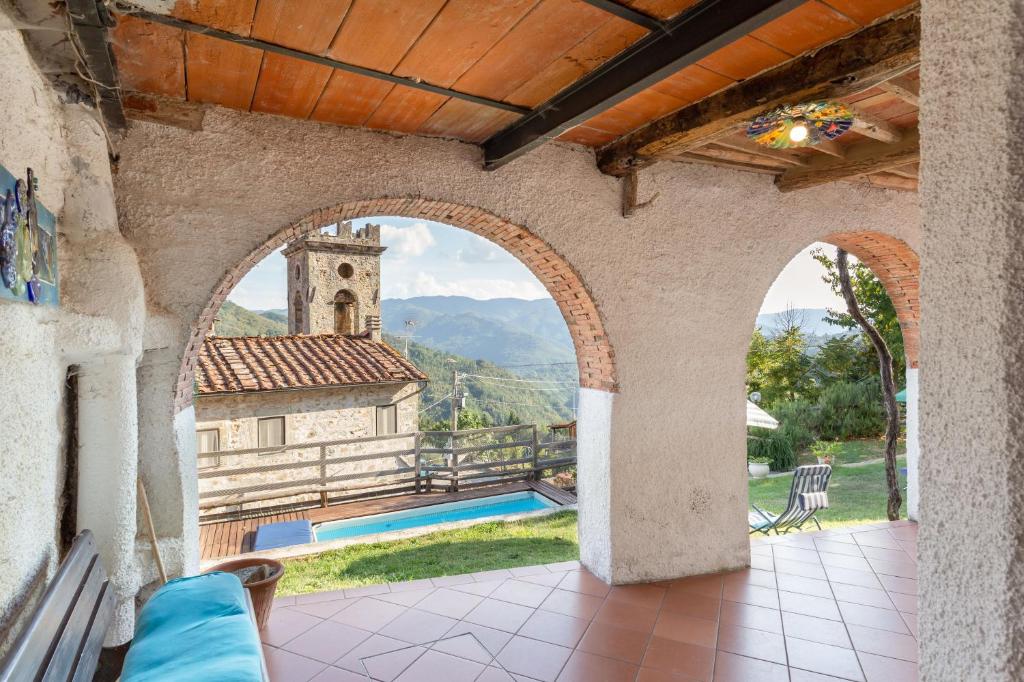 une vue extérieure d'une villa avec piscine dans l'établissement Casa Alice, à Bagni di Lucca
