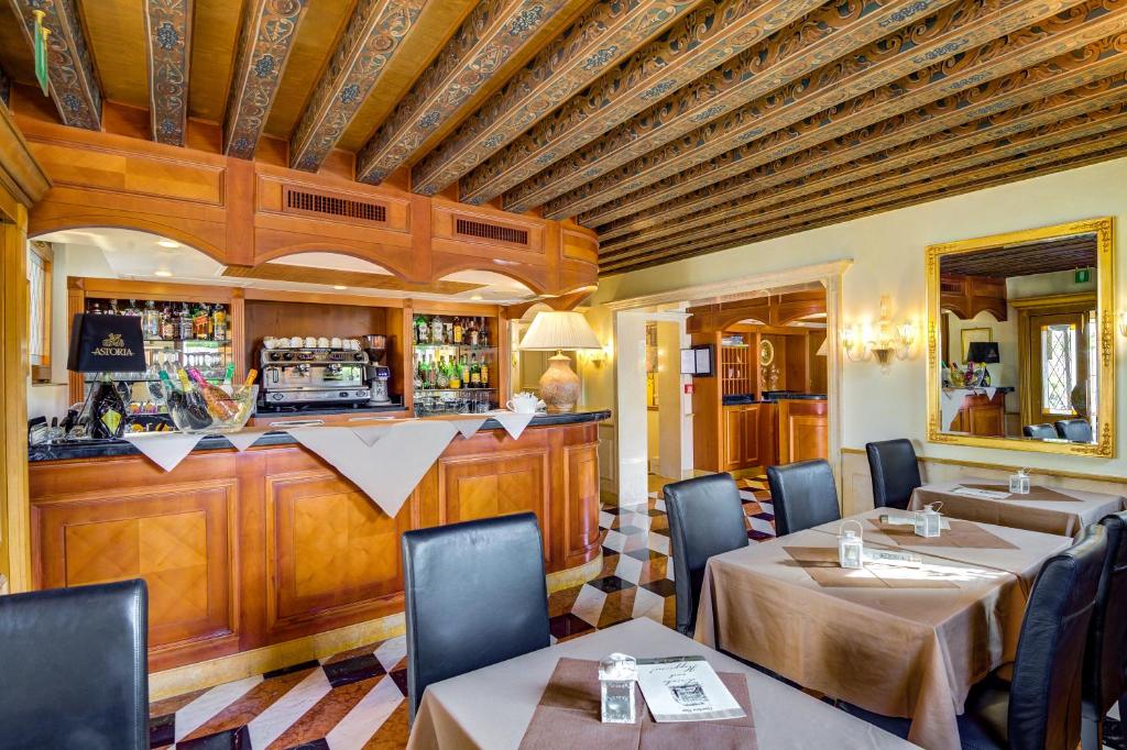 Hotel Antiche Figure Image