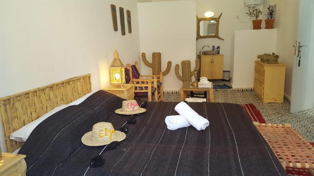 - une chambre avec un lit doté de chapeaux dans l'établissement Art Riad Au Bord De La Mer, à El Jadida 37 autres photos