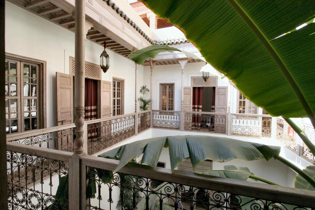 un balcon avec une table et des chaises dessus dans l'établissement Riad Altair, à Marrakech