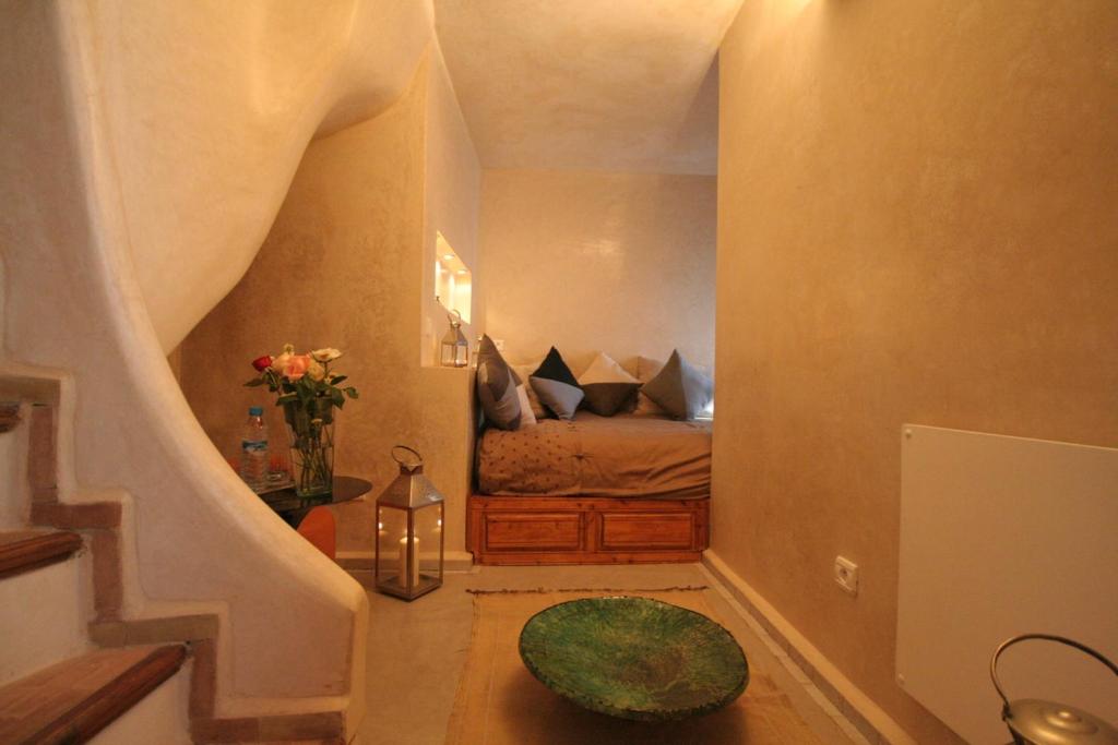 une chambre avec un lit dans une petite pièce dans l'établissement Dar Les Sirènes, à Essaouira