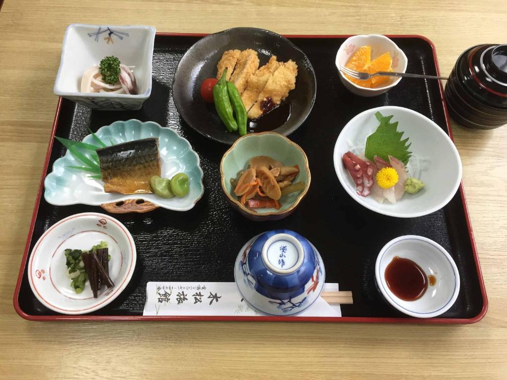 - un plateau de nourriture sur une table dans l'établissement Kimatsu Ryokan, à Hiroshima 28 autres photos
