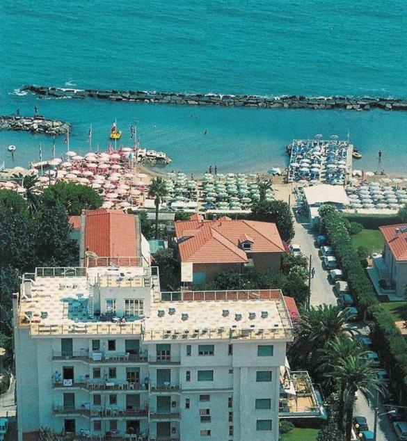 une vue aérienne d'une plage avec un grand bâtiment dans l'établissement Casavacanze Internazionale, à Diano Marina