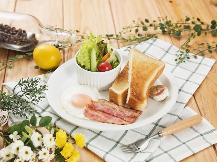 une assiette de nourriture avec un sandwich et une salade dans l'établissement AURA Resort Nara (Adult Only), à Nara 7 autres photos