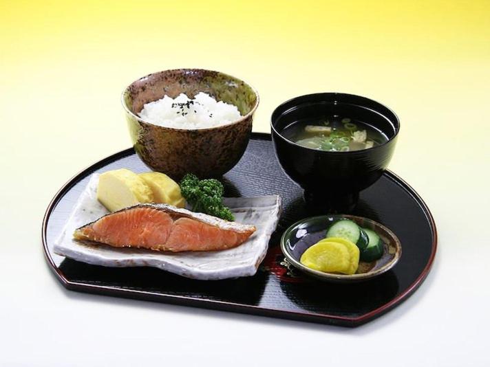 une assiette de nourriture avec des sushis et un bol de soupe dans l'établissement AURA Resort Nara (Adult Only), à Nara