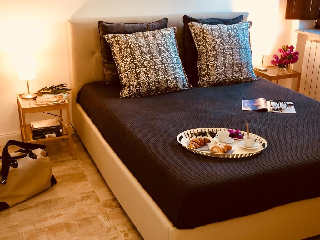 - un lit avec un plateau de viennoiseries dans l'établissement flAle's holiday house, à Cefalù