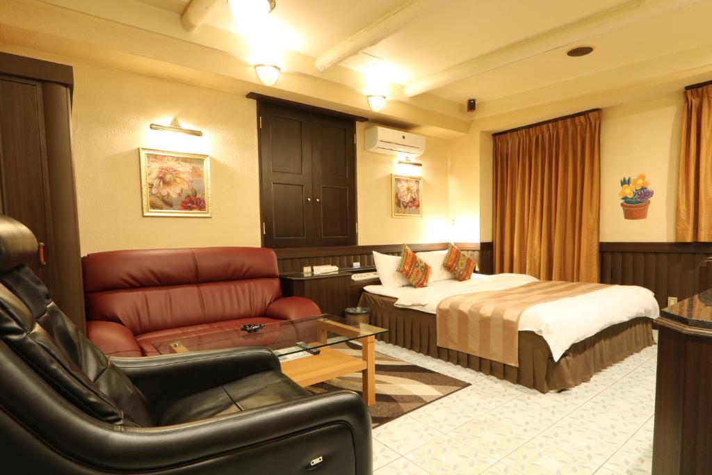 une chambre d'hôtel avec un lit et un canapé dans l'établissement AURA Resort Nara (Adult Only), à Nara