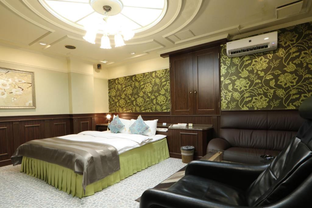 une chambre avec un lit, un canapé et une chaise dans l'établissement AURA Resort Nara (Adult Only), à Nara