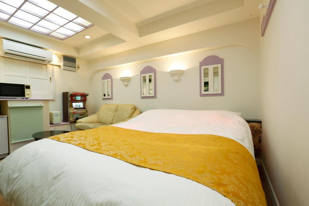 une chambre avec un lit et un salon dans l'établissement ホテルファインシエル鳥取砂丘店 - 大人専用, à Tottori