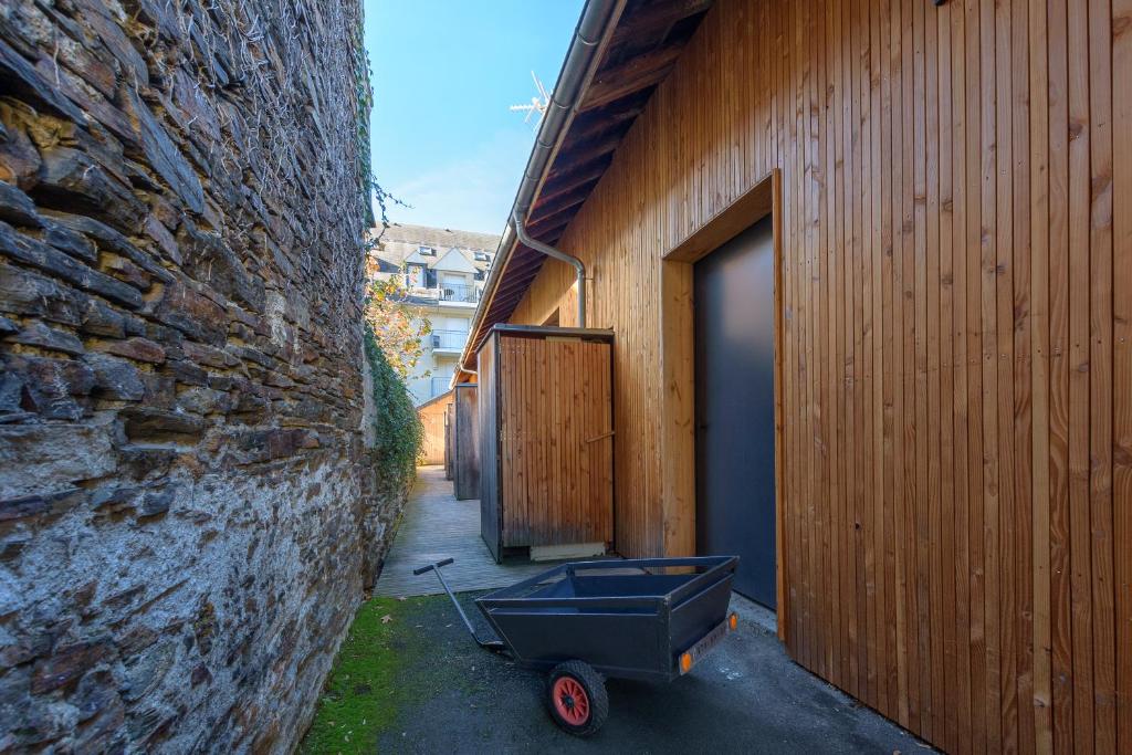 une brouette garée à côté d'un bâtiment avec porte dans l'établissement Loft Coco, à Luchon