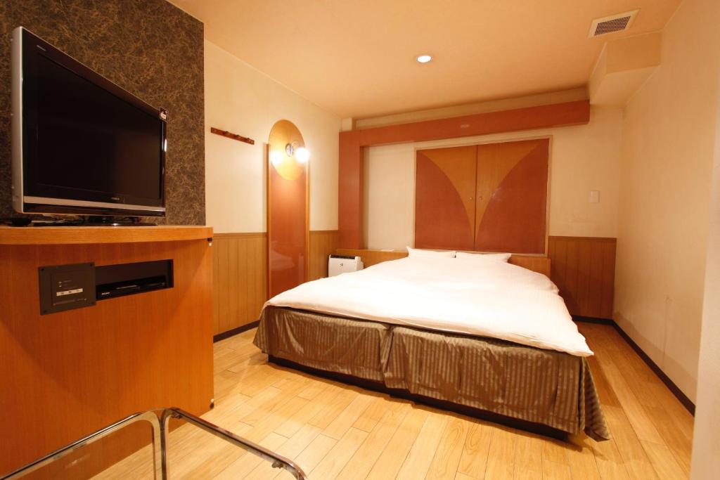 une chambre d'hôtel avec un lit et une télévision à écran plat dans l'établissement Hotel Mio (Adult Only), à Kariya 29 autres photos
