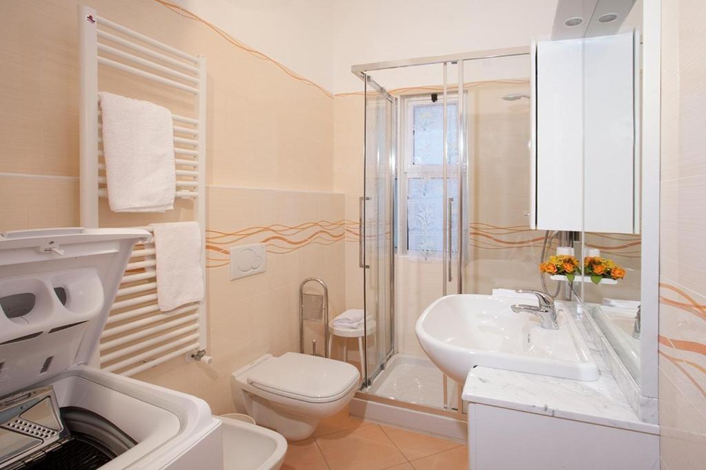 une salle de bain avec toilettes, lavabo et douche dans l'établissement Casavacanze Internazionale, à Diano Marina 118 autres photos