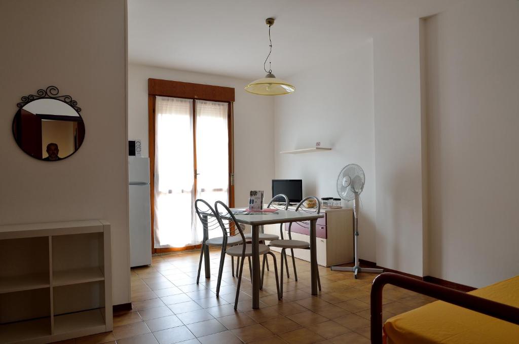 une salle à manger avec une table et des chaises dans une pièce dans l'établissement Aurora Residence, à Lido Adriano