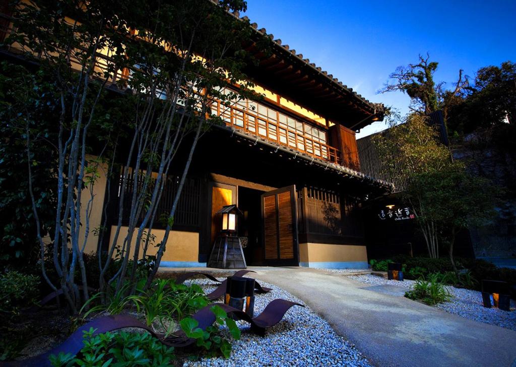 un bâtiment avec une lampe devant lui dans l'établissement Migiwatei Ochi Kochi, à Fukuyama