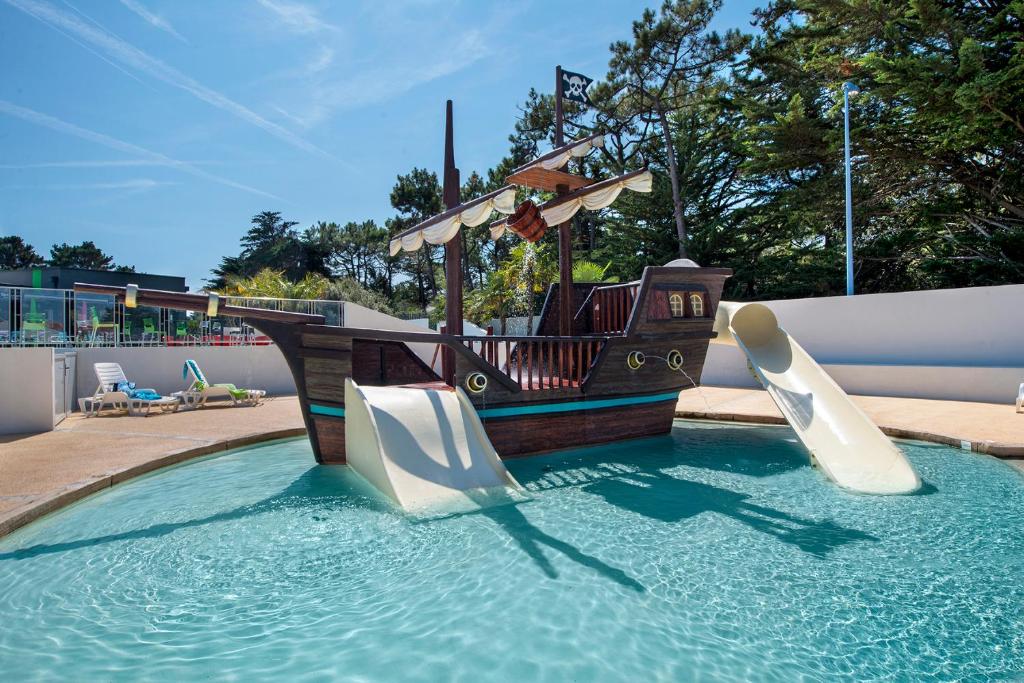 un parc aquatique avec un toboggan dans la piscine dans l'établissement Camping L'Ocean, à Brem-sur-Mer