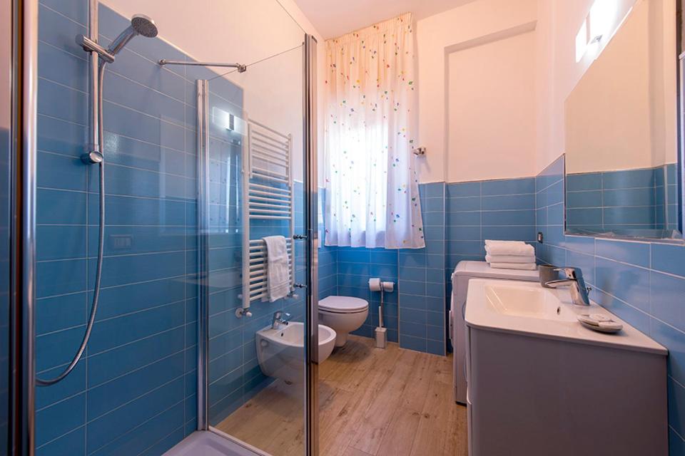 une salle de bain avec une douche, des toilettes et un lavabo dans l'établissement Hotel Le Soleil, à San Benedetto del Tronto