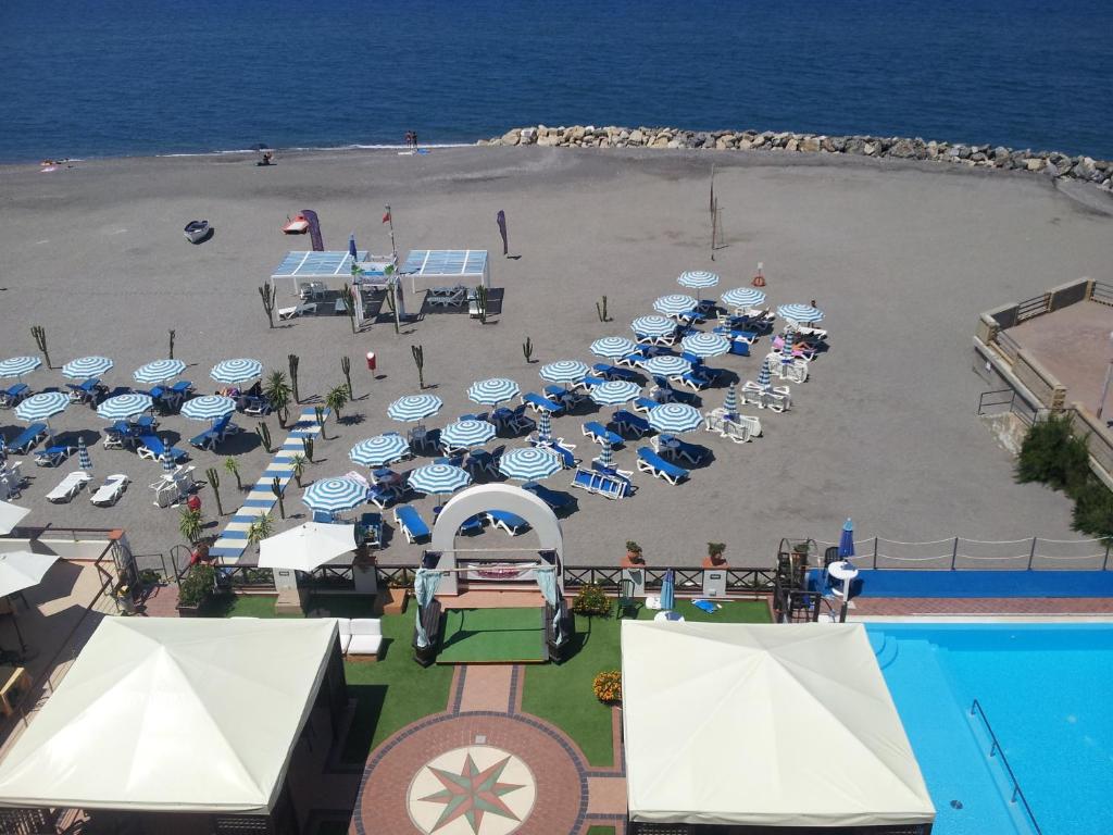 une vue aérienne d'une plage avec des parasols et une piscine dans l'établissement Sait Hotel & BB, à Terme Vigliatore
