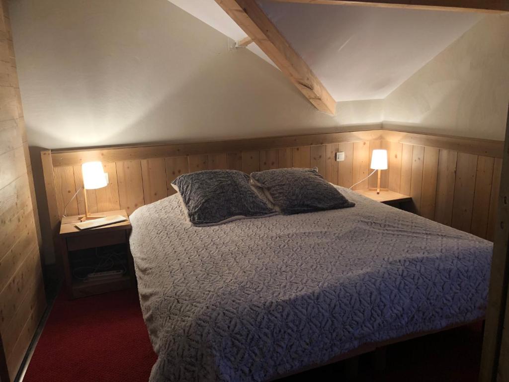 - une chambre avec un lit et deux lampes sur deux tables dans l'établissement Penthouse "Bond 007" 120 m2 piscine sauna Risoul 1850, à Risoul 37 autres photos