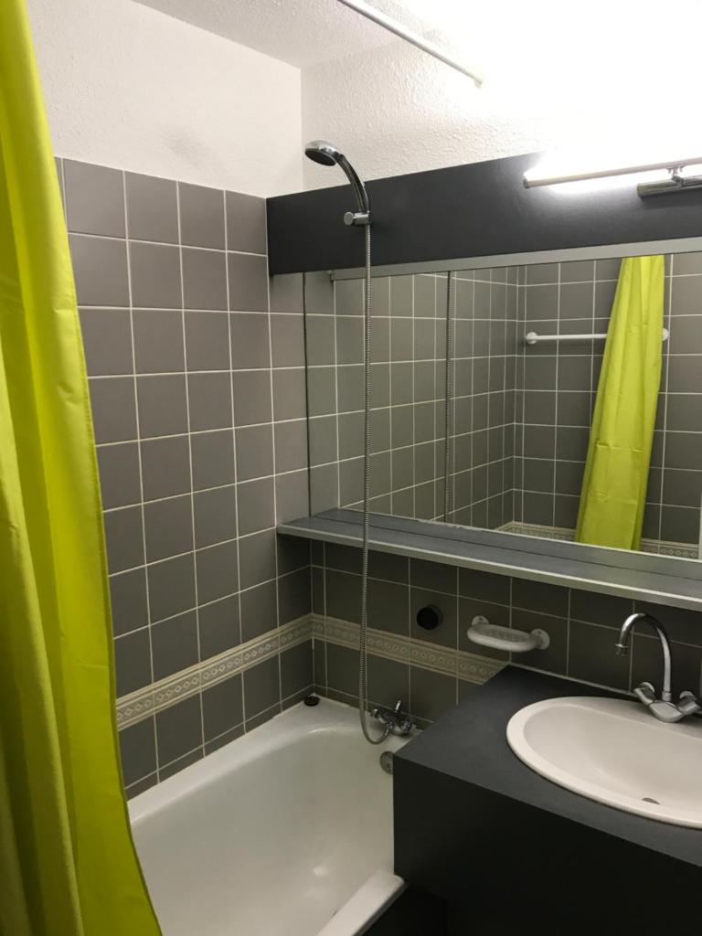 une salle de bain avec un lavabo, une baignoire et un miroir dans l'établissement Carene - Belle plagne - 8 personnes, à Belle Plagne 26 autres photos