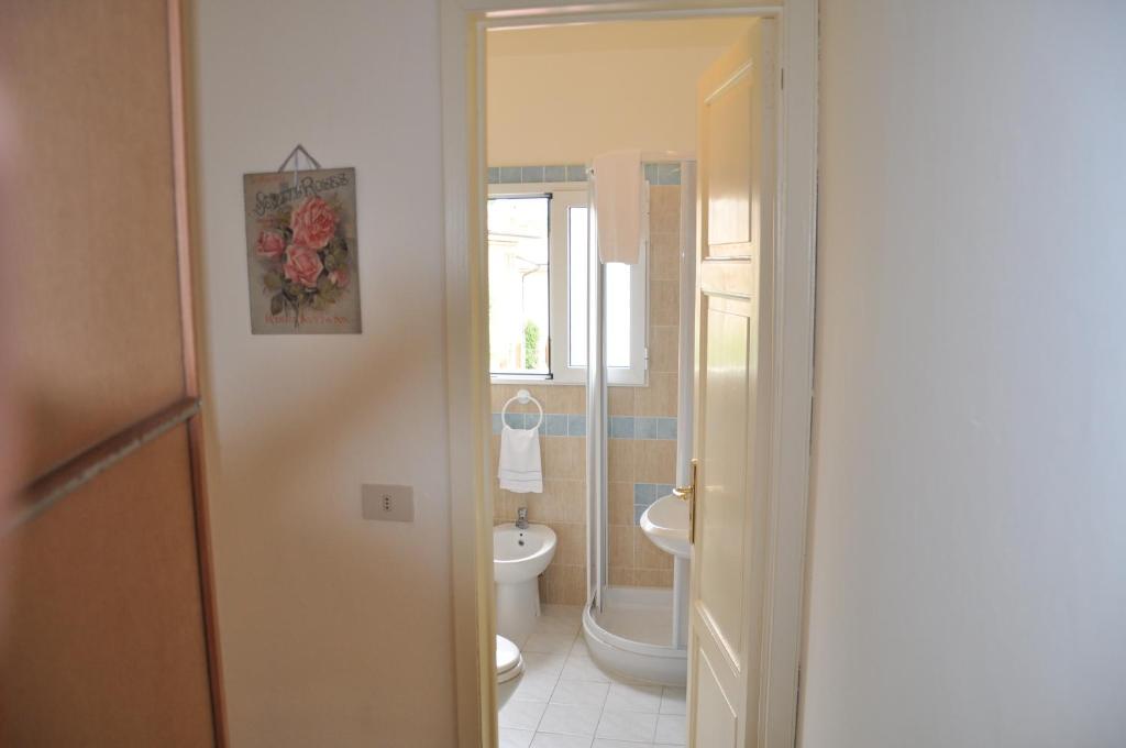 une salle de bain avec toilettes et lavabo dans l'établissement Hotel Verdesolemare, à Marina di Pietrasanta 89 autres photos