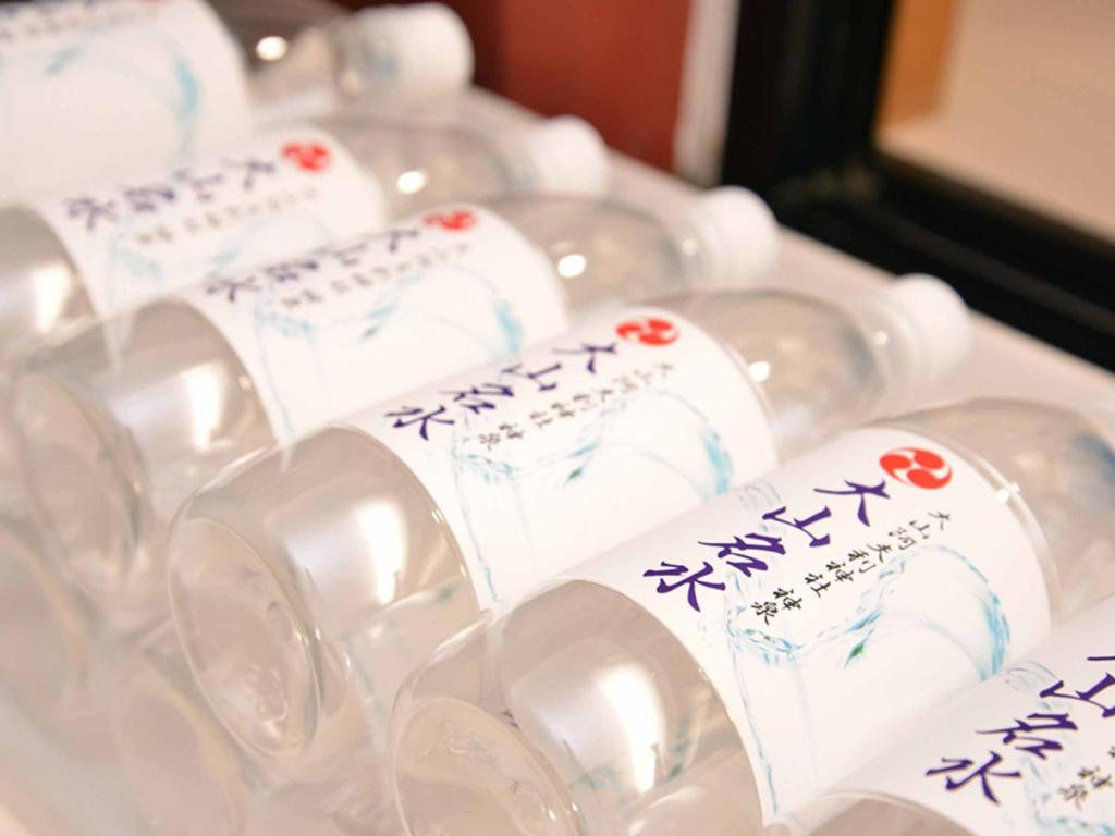 un groupe de tasses en plastique avec des écrits chinois sur elles dans l'établissement Kageyu, à Isehara