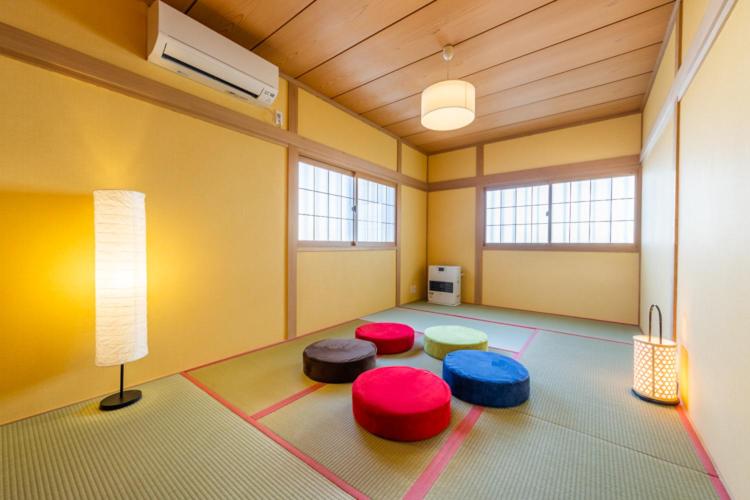 Cette chambre dispose de 3 poufs colorés. dans l'établissement Hanaingen, à Kusatsu