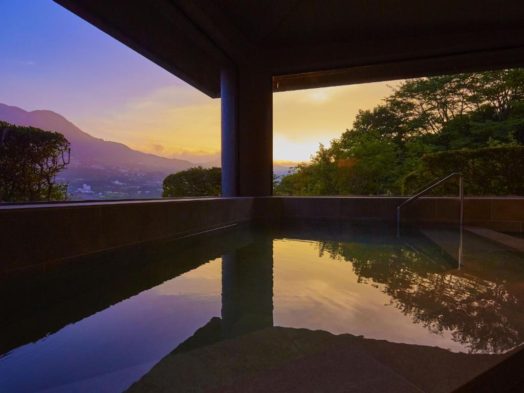 une piscine avec vue sur une montagne dans l'établissement Hakone Elecasa Hotel and Spa, à Hakone
