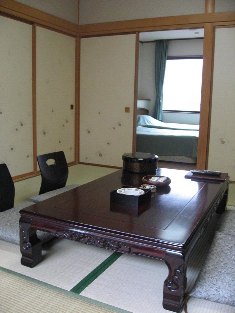 - une table basse dans une chambre avec un lit dans l'établissement Hotel Kinu, à Nikkō 103 autres photos