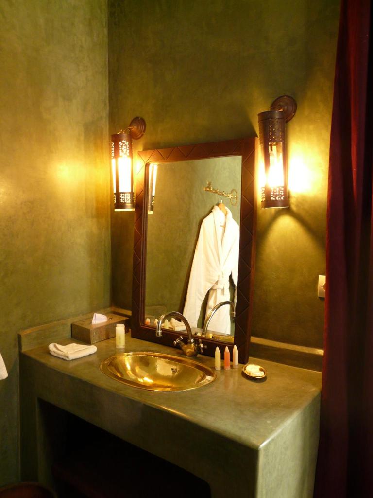 une salle de bain avec un lavabo et un miroir dans l'établissement Riad Capaldi, à Marrakech 37 autres photos