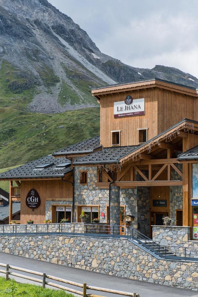 un bâtiment à flanc de montagne dans l'établissement CGH Résidences & Spas Le Jhana, à Tignes