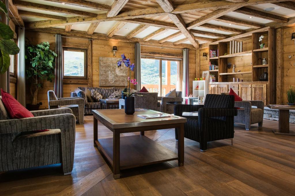un salon avec des canapés et une table dans l'établissement CGH Résidences & Spas Le Jhana, à Tignes