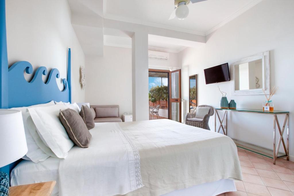 une chambre avec un grand lit blanc et une télévision dans l'établissement Il Cefalo Hotel & Restaurant, à Castellabate 56 autres photos