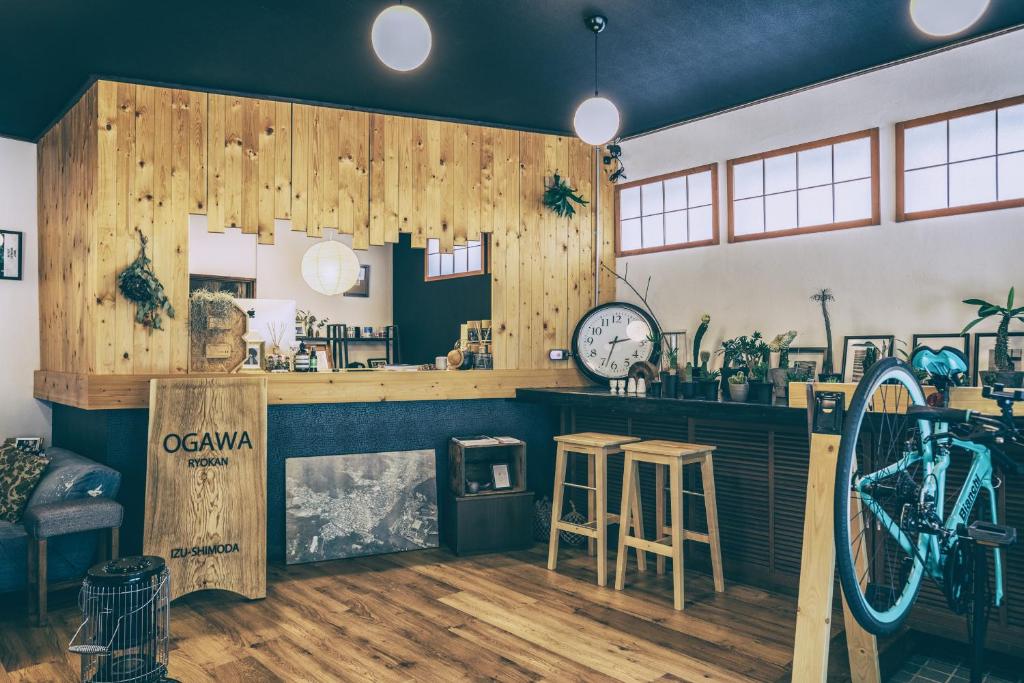 - un bar dans une salle avec un vélo sur le comptoir dans l'établissement Ogawa Ryokan, à Shimoda