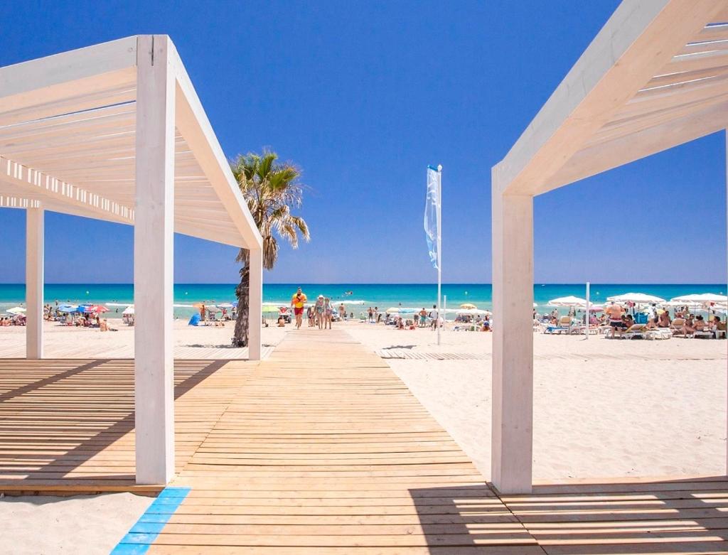 Lovely, new, bright 3 mins to beach apt 105 sq meters 5