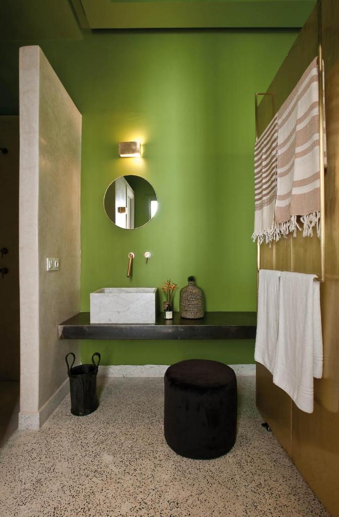 La salle de bains verte est pourvue d'un lavabo et d'un miroir. dans l'établissement Numa Marrakech, à Marrakech 37 autres photos
